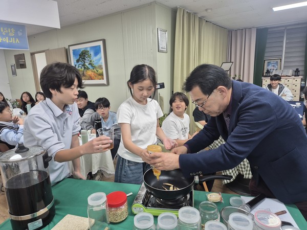 청소년 직업 체험  직접 블렌딩하는 활동사진