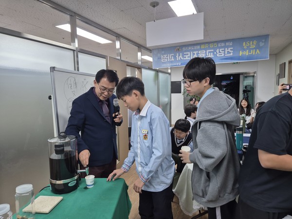 청소년 직업 체험  시음하는 활동사진