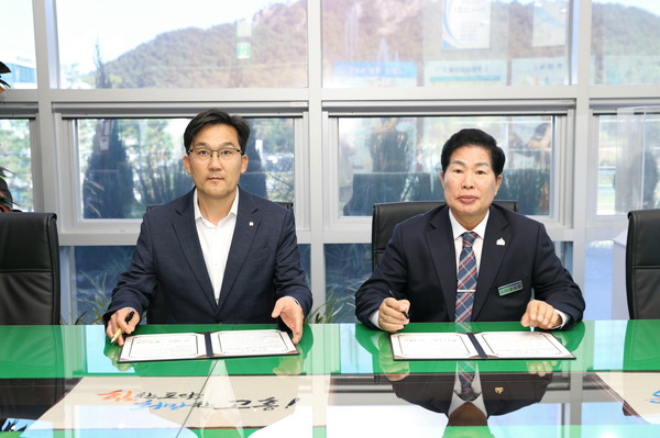 공영민 고흥군수(오른쪽)이 광주은행 양우중 고흥지점장과 '고흥청년 플러스목돈통장 지원사업 '추진을 위한 업무협약을 체결했다. 