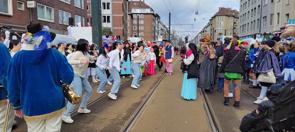 글로벌 세계리더 한 바퀴 프로그램을 통해 해외에 나간 광주 학생들이 플래시몹을 추고 있다. 사진=광주시교육청 제공.
