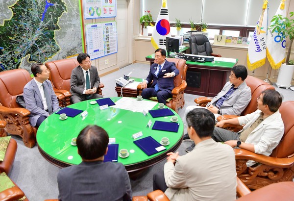 김한종 장성군수(중앙)가 목재기술위원들과 목재문화체험장 건립에 관해 의견을 나누고 있다. 장성군 제공