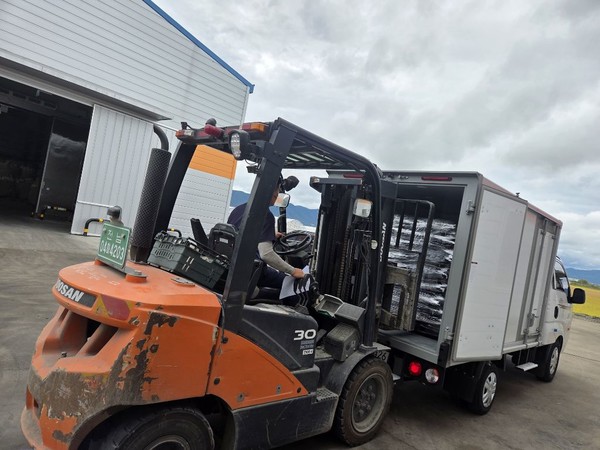 현대그린푸드 이헌상 부사장이 쌀 100포를 기부하는 모습.