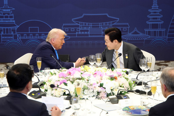 이재명 대통령이 29일 경북 경주 힐튼호텔 그랜드볼룸에서 열린 대통령 주최 정상 특별만찬에서 도널드 트럼프 미국 대통령과 악수하고 있다. 대통령실통신사진기자단