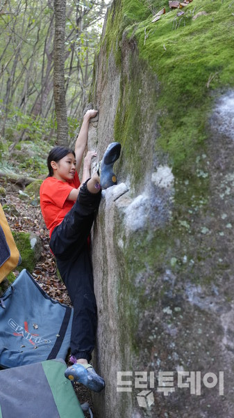 지난 1일 열린 무등산 볼더링 축제에서 김민주 양이 VI 코스를 오르고 있다.