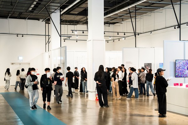 2025 광주디자인비엔날레 방문객들이 전시를 관람하고 있다. 광주비엔날레재단 제공.