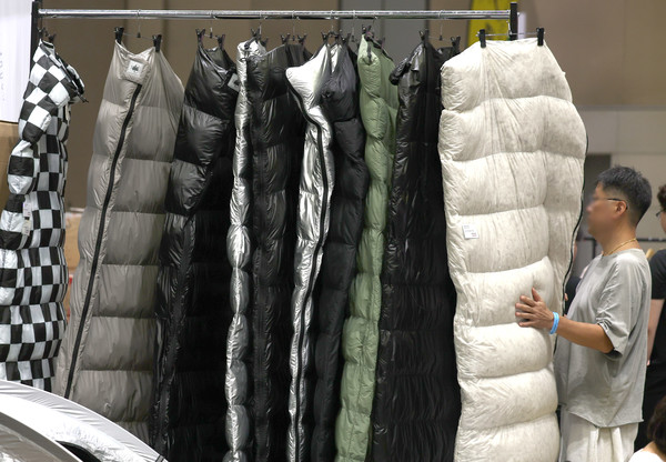 성큼 초겨울이 다가온 가운데, 캠핑페스타를 찾은 관람객이 침낭을 살펴보고 있다. 뉴시스