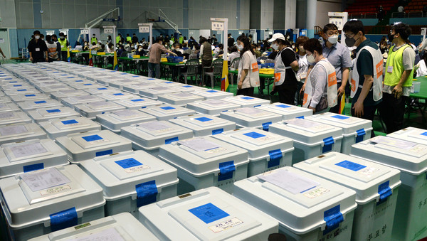 지난 2022년, 제8회동시지방선거 개표소에서 개표 참관인들이 투표함을 확인하고 있다. 뉴시스