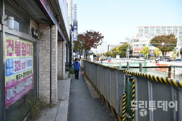 광주 지하철 2호선 공사가 진행 중인  서구 금호동 일대에 시민이 좁은 인도를 걷고 있다.