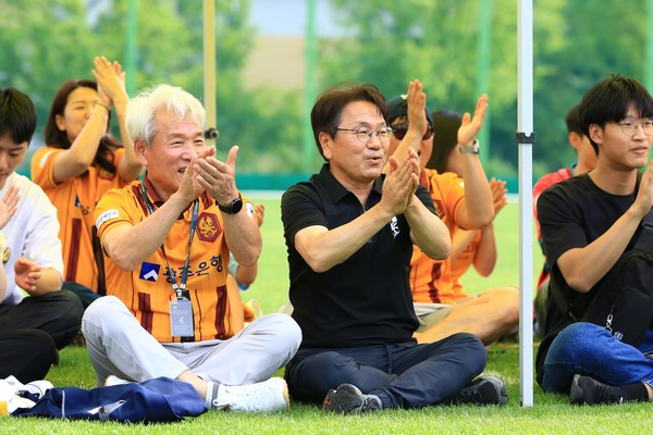 지난해 6월, 광주FC 훈련장에서 노동일 광주FC 대표이사와 강기정 구단주가 선수들을 응원하고 있다.