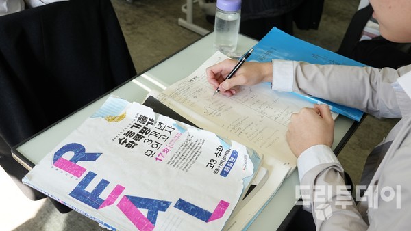 광주지역 한 고등학생이 수학 과목 수능기출 학력평가 모의고사 문제집을 풀고 있다. 드림투데이 자료사진.