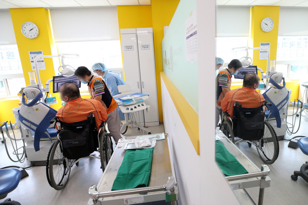 서울 성동구 서울시장애인치과병원에서 환자가 치료를 받고 있다. 뉴시스.