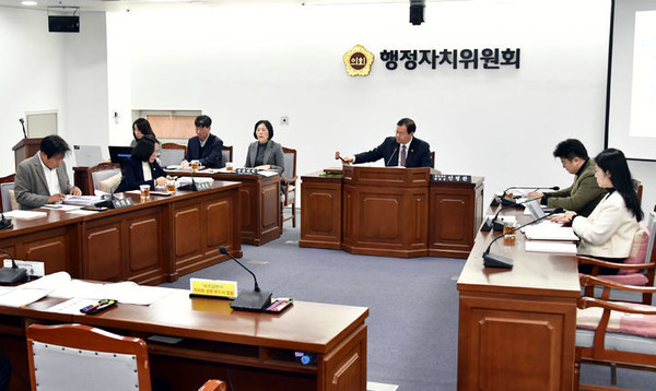 5일 광주시의회 행정자치위원회에서 광주시 신활력추진본부 행정사무감사가 열리고 있다. 뉴시스