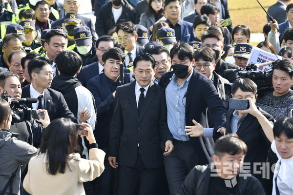 국민의힘 장동혁 대표가 6일 오후 광주 북구 국립5·18민주묘지를 참배하기 위해 들어서고 있다.