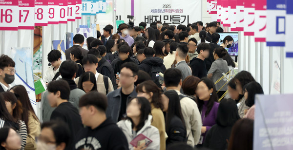 6일 세종시 어진동 세종컨벤션센터에서 열린 2025 세종청년취업박람회에서 많은 구직자들이 자신에게 맞는 일자리를 찾고 있다.  뉴시스.