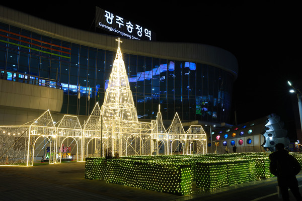 사진은 지난해 광주송정역 광장에서 설치된 ‘빛의 광장 성탄 트리’ 모습.