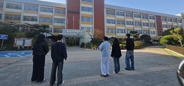 광주시교육청 전남대 교육협력관실이 7일 동아여중에서 전남대 지리학과 함께 진행하는 학교 항공촬영에서 전남대 지리학과 학생들이 드론을 조작하고 있다. 사진=광주시교육청 제공