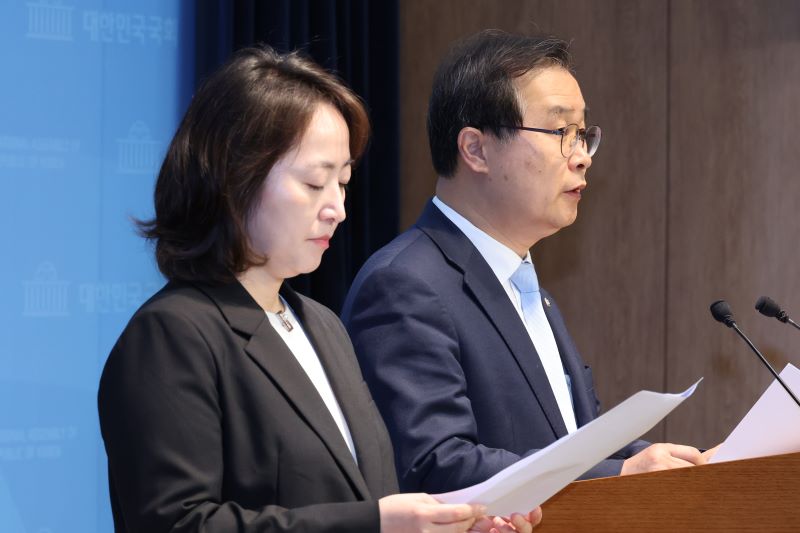 이건태(오른쪽) 더불어민주당 정치검찰 조작기소대응특별위원회 부위원장과 이주희 의원이 9일 오전 서울 여의도 국회 소통관에서 대장동 민간업자인 남욱 변호사의 증언과 관련해 대장동 사건이 검찰의 조작 기소라고 주장하며 감찰과 수사를 촉구하는 기자회견을 하고 있다. 뉴시스