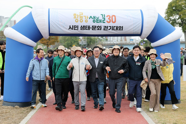 박병규 광산구청장이 지난 8일 황룡친수공원에서 황룡강생태길3길 시민 생태·문화 걷기대회에서 대회의 시작을 알렸다.