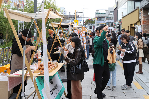 지난 8일 동명동 카페거리 일대서 열린 ‘제5회 동명커피산책’ 모습. 동구 제공.
