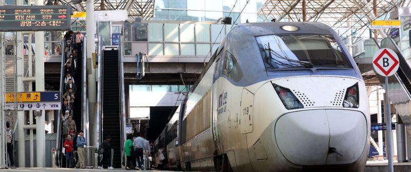 ‘한반도 KTX’ 내륙 노선이 정부의 긍정적인 반응을 이끌어내며, ‘서울-여수 2시간 이내’ 시대 개막에 대한 여수 시민들의 기대감이 커지고 있다. 뉴시스