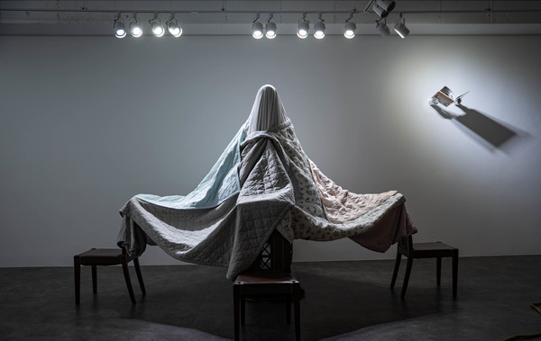 공윤정 작 ‘그 안에 없고 그 곁에 남은’.