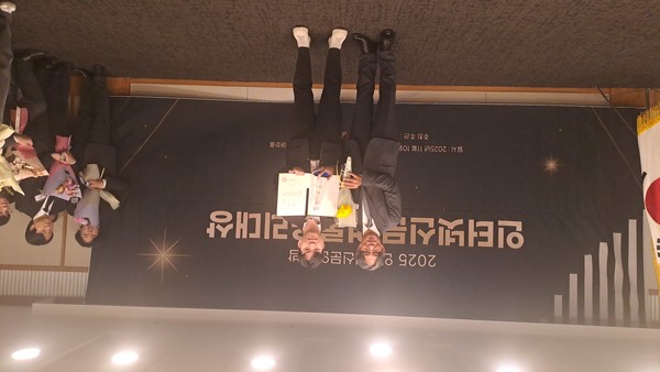 10일, 서울 중구 한국프레스센터 매화홀에서 열린 ‘2025 인터넷신문 언론윤리대상 시상식’에서 우수상을 수상한 본보 전경훈 기자가 기념촬영을 하고 있다.