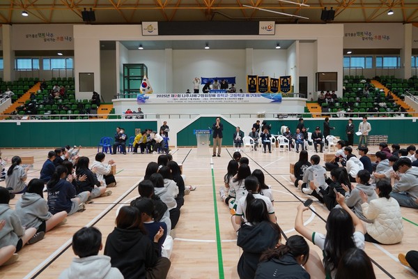 반다비체육센터와 종합스포츠파크 생활체육관에서는 제2회 나주시배구협회장배 중·고교 배구대회’에 윤병태 나주시장이 인사말을 전하고 있다. 