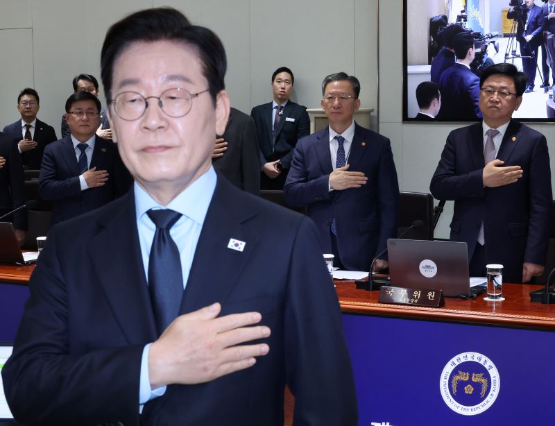 이재명 대통령과 정성호 법무부 장관을 비롯한 참석자들이 11일 서울 용산 대통령실 청사에서 열린 국무회의에서 국민의례를 하고 있다. 뉴시스