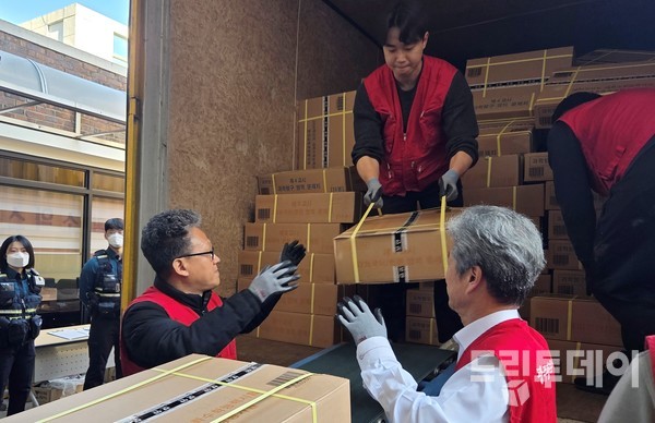 11일 2026학년도 대학수학능력시험을 앞두고 광주시교육청에 도착한 수능 문답지를 시교육청 관계자들이 옮기고 있다.