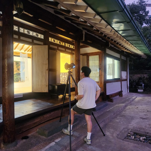 양림골목비엔날레 작품 사진 촬영 중인 최진웅 씨.