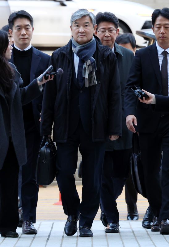 조태용 전 국가정보원장이 11일 오전 서울 서초구 서울중앙지방법원에서 열린 구속 전 피의자 심문(영장실질심사)에 출석하고 있다. 조 전 원장은 국가정보원법상 정치 관여 금지 위반, 직무 유기, 위증, 증거인멸, 허위 공문서 작성 및 허위 작성 공문서 행사, 국회에서의 증언·감정 등에 관한 법률 위반 등 혐의를 받는다. 뉴시스