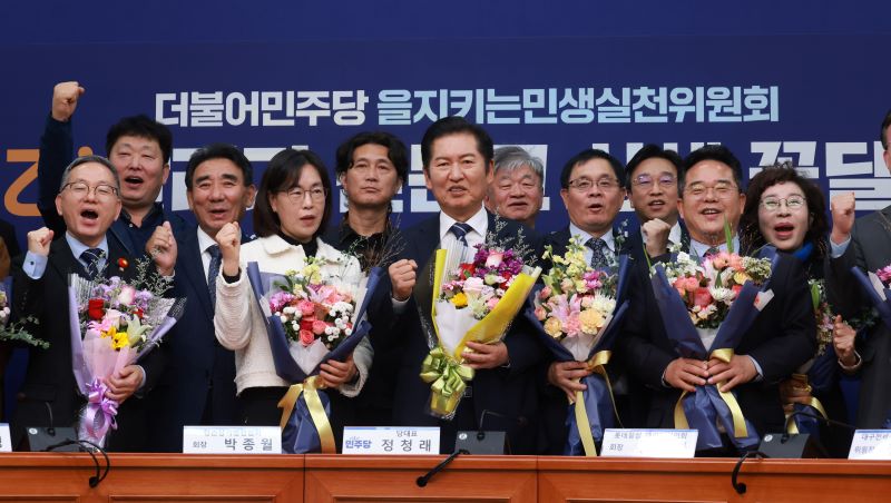 정청래 더불어민주당 대표가 12일 서울 여의도 국회에서 열린 을지로위원회 상생꽃달기 행사에서 참석자들과 기념촬영하고 있다. 뉴시스