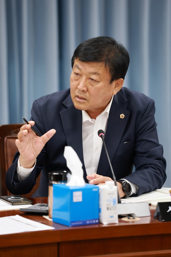 지난 5일 해양수산국을 상대로 한 행정사무감사에서 발언 중인 신승철 의원. 전남도의회 제공.