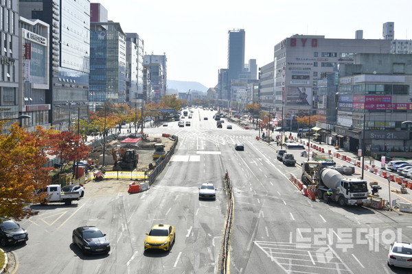 지난 4일 오후 광주 서구 치평동 일대에 도시철도 2호선 공사가 진행 중인 도로의 모습.