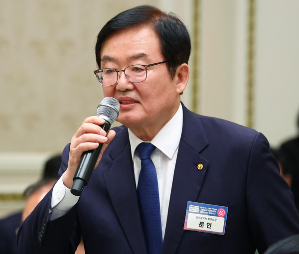 문인 광주 북구청장이 12일 청와대 영빈관에서 열린 이재명 대통령 주재 시장·군수·구청장 초청 국정설명회에서 정책 건의를 하고 있다. 뉴시스