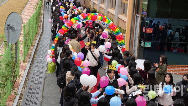 12일 오전 광주 설월여자고등학교에서 수험생들을 위한 응원이 이어지고 있다. 