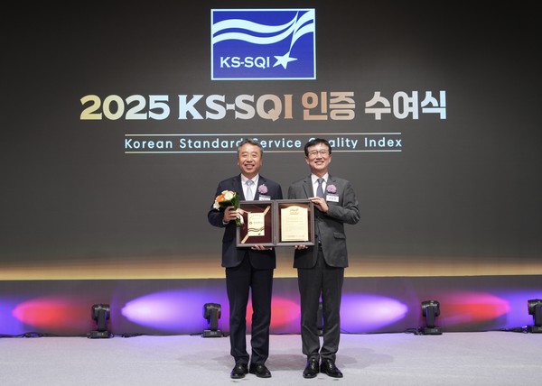 2025 서비스품질지수 평가 인증 수여식  전북대 이동헌 교학부총장 수상, 전북대학교 제공