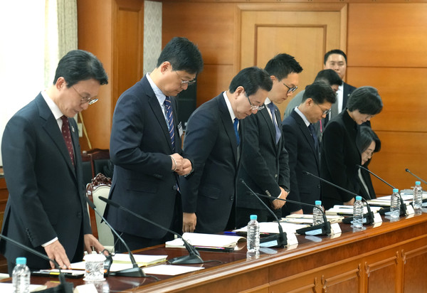 12일 정부서울청사에서 열린 12·29 여객기참사 피해자 지원·추모위원회 제1차 회의에서 김민석 총리와 김영록 전남지사 등 참석자들이 피해자들에 대한 묵념을 하고 있다. 전남도 제공