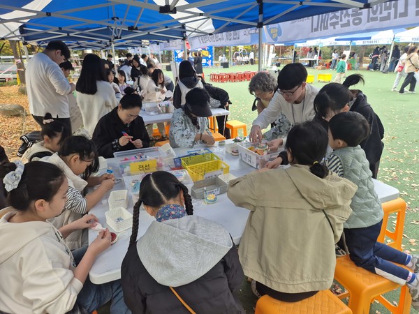 남구청소년어울림마당 체험부스에 참여하고 있는 청소년 및 지역주민 모습