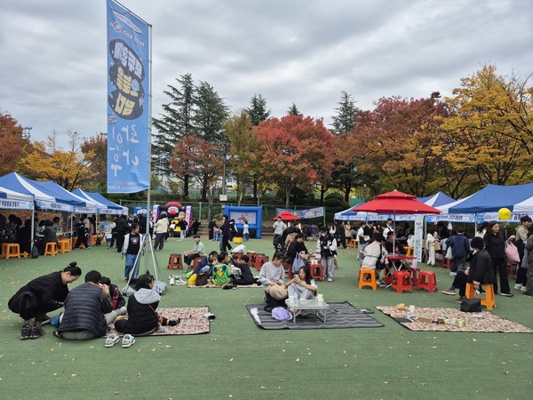 참여하는 청소년 및 지역주민 모습