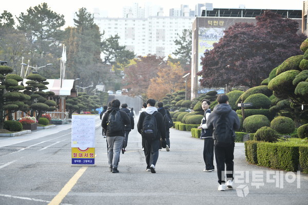 대학수학능력시험(수능)일인 13일 광주 광덕고등학교에서 수험생들이 입실하고 있다.