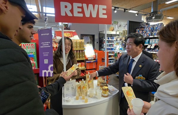 공영민 고흥군수가 베를린 시내 유통매장에서 유자에이드와 유자차를 시음용으로 나눠주며 현지 소비자들에게 고흥산 제품을 홍보하고 있다.