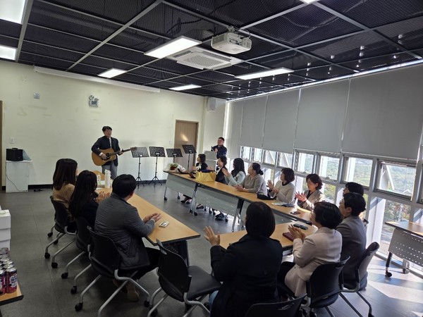 퇴직하는 동장님을 위해 한 사람을 위한 음악회를 진행하고 있는 모습.