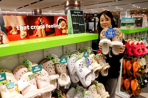 광주신세계 플레이 스팟 브랜드인 크록스에서 수험생들을 대상으로 상품을 할인 판매한다. 광주신세계 제공.