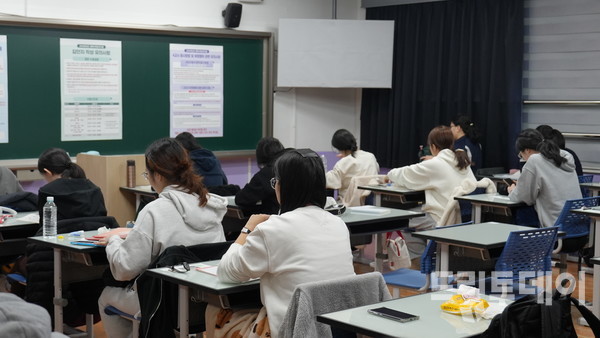 2026학년도 대학수학능력시험이 치러지고 있는 13일, 광주 대성여자고등학교에서 수험생들이 시험을 기다리고 있다. 