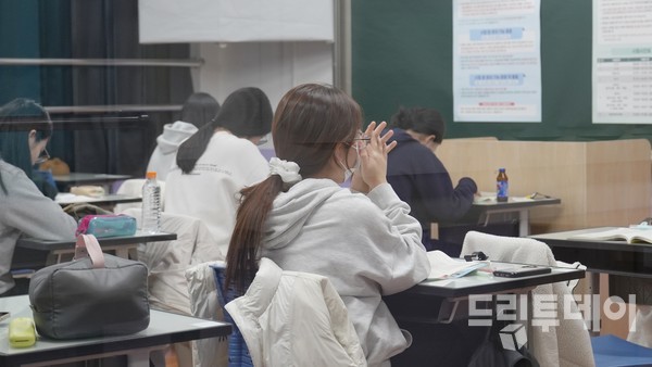 2026학년도 대학수학능력시험이 치러진 13일, 광주 대성여자고등학교에서 수험생들이 시험을 준비하고 있다.