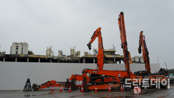 11일 금호타이어 광주공장 해체 현장 앞 가림막과 중장비들이 설치돼 있다.