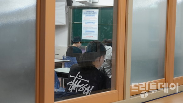 2026학년도 대학수학능력시험이 치러진 지난 13일, 광주대성여자고등학교에서 수험생들이 시험을 준비하고 있다.