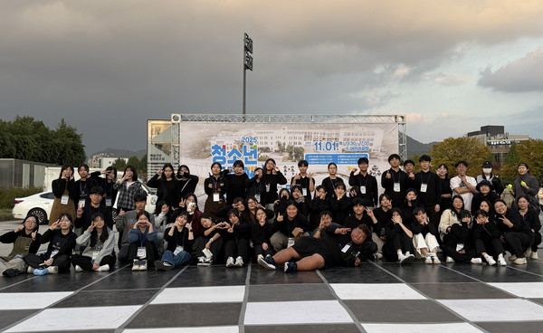 청소년독립페스티벌을 준비한 청소년추진단 단체사진