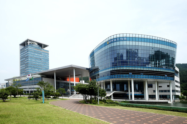 전남도 행정사무 감사 중인 도의회 전경(오른쪽).